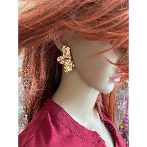 Big Gold petal earrings , gold studs large , bold chunky abstract leaf flower - Picture 3 of 7